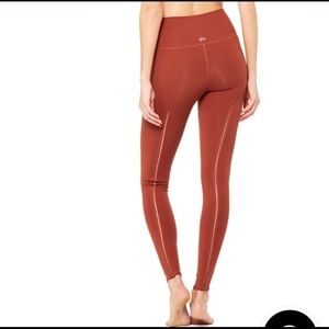 Alo Yoga High Waist Dash Legging in Amber. Size S.